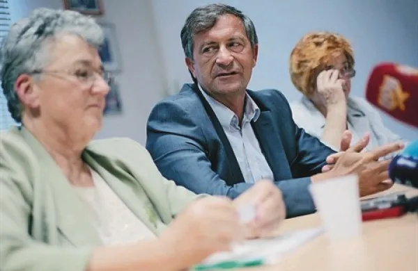 Karl Erjavec in Mateja Kožuh Novak (levo) sta združila moči v boju za ohranitev regresa upokojencem 