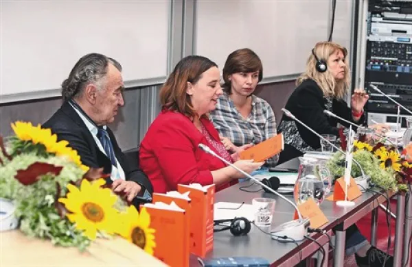 O Navdihu meja in mejah nasploh so na letošnji okrogli mizi SEP razmišljali (z leve): Milan Rakovac, moderatorka Vesna Humar,  Tanja Maljarčuk in  Rodica Draghinescu  
