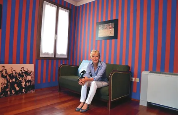 Angela Felice, direktorica Študijskega centra Pier Paolo Pasolini iz Casarse, v Pasolinijevi sobi v Casarsi. Pier Paolo je navijal za nogometni klub Bologna, zato so stene v klubskih barvah Bologne - modro-rdečih. 