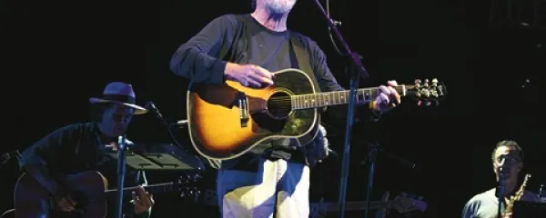 Dobro razpoloženi Francesco De Gregori je poprijel za kitaro, tamburin in orglice 