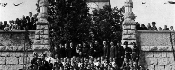 Otroci s fašističnimi uniformami iz dekliške in deške šole v Tomaju