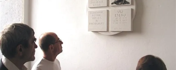 Ob 70. obletnici rojstva so Steguju na rodnem Premu postavili spominsko obeležje 
