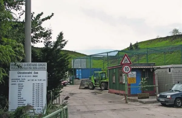Čeprav zaradi odločbe inšpekcije na odlagališču pod Dolgo Poljano ne bi smeli več niti skladiščiti smeti, se v občini in na KSD na to požvižgajo. “Še vedno trdim, da nismo v prekršku,” pravi direktor KSD Egon Stopar.  