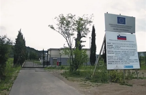  Čistilna naprava v Sečovljah stoji ob kolesarski proti Parencani. Njeno gradnjo je sofinancirala EU, na kar opozarja tudi velika tabla.  