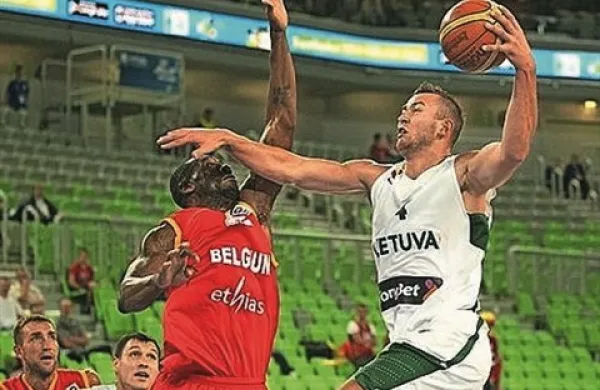 Košarkarji Litve so v prvi tekmi 2. kroga drugega dela evropskega prvenstva v Ljubljani (skupina E) premagali Belgijo s 86:67 (18:12, 44:21, 69:35)