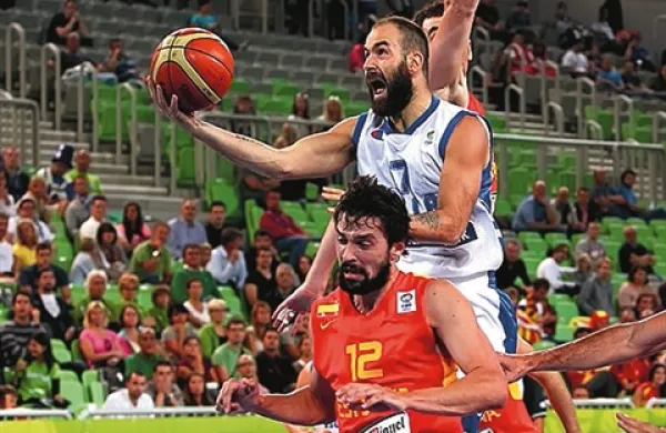 Vassilis Spanulis (z žogo) je bil najbolj zaslužen za presenetljivo zmago Grkov proti Špancem