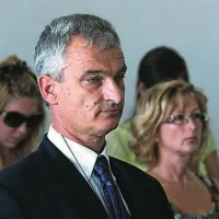 Obsodba je postala pravnomočna lani jeseni. Mally  sodišča ni uspel prepričati s predlogom, da bi leto in šest mesecev zapora  odslužil z delom v splošno korist.