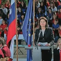 Premierka Alenka Bratušek je poudarila, da se moramo zavedati svoje zgodovine, ko nam odsotnost meje včasih prehitro zamegli celovitost zgodovinske slike 
