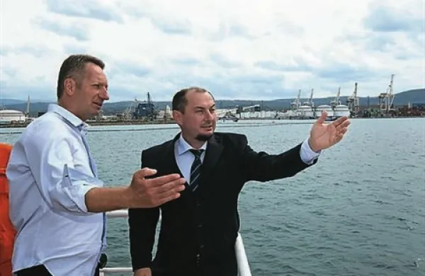Luka Koper je danes pripravila tradicionalni dan oprtih vrat. Prvi mož Luke Koper Gašpar Gašpar Mišič in koprski župan Boris Popovič sta poudarila pomen sodelovanja Luke z lokalno skupnostjo.