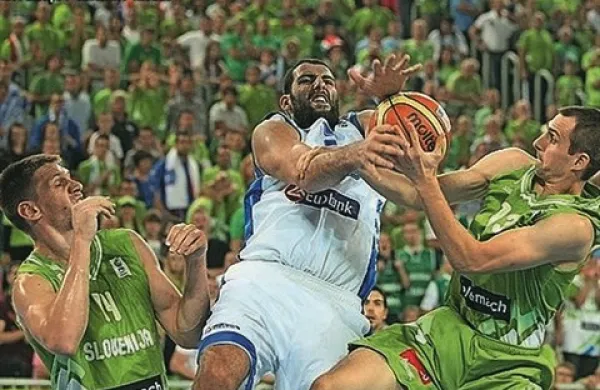 Slovenska košarkarska reprezentanca je v 2. krogu 2. dela evropskega prvenstva v Ljubljani  premagala Grčijo s 73:65
