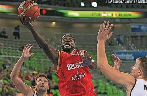 Belgijska moška košarkarska reprezentanca je v tretjem krogu drugega dela evropskega prvenstva v Sloveniji (skupina E) danes v Ljubljani premagala Latvijo s 60:56