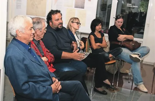 Pred sobotnim sklepnim večerom Vilenice so se književniki (z leve) Tone Kuntner, Florjan Lipuš, Vanja Pegan, Miriam Drev, Ana Pepelnik in Katja Perat  v sežanski knjižnici sešli z dijaki koprske gimnazije in debelo uro odgovarjali na njihova vprašanja