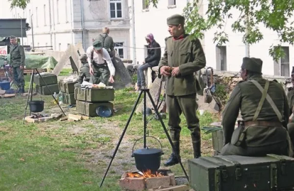 Sedmi festival vojaške zgodovine, ki je tokrat v park pritegnil približno 2000 obiskovalcev, je postregel tudi s kuhanjem tipične vojaške jedi. Iz kotličkov uprizoritvenih skupin v oblačilih nemške, avstro-ogrske in  jugoslovanske kraljeve vojske je