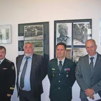 Obrambni ataše Ruske federacije Mihail Glagazin (prvi z leve), direktor Ruskega centra znanosti in kulture Rifat Pateev, načelnik Vojaškega muzeja Zvezdan Markovič in vodja Parka vojaške zgodovine Janko Boštjančič so  včeraj odprli fotografsko razstavo