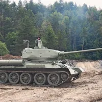 Na poligonu  so si obiskovalci lahko ogledali tudi predstavitveno vožnjo legendarnega sovjetskega tanka T-34 kot najbolj množično uporabljenega tanka v drugi svetovni vojni, ki je nekoč za sto kilometrov dolgo vožnjo porabil tudi do 300 litrov goriva