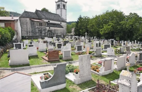 Pokopališče v Povirju je zgled dobro delujočega in urejenega pokopališkega upravljanja ter rednega plačevanja grobnin
