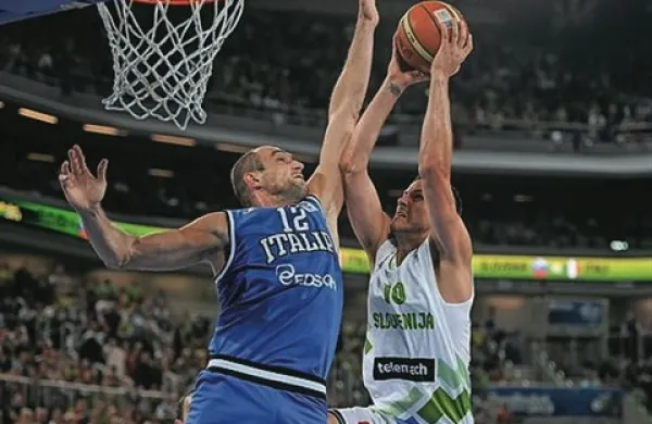 Italijani v podalj&scaron;ku do zmage nad branilci naslova