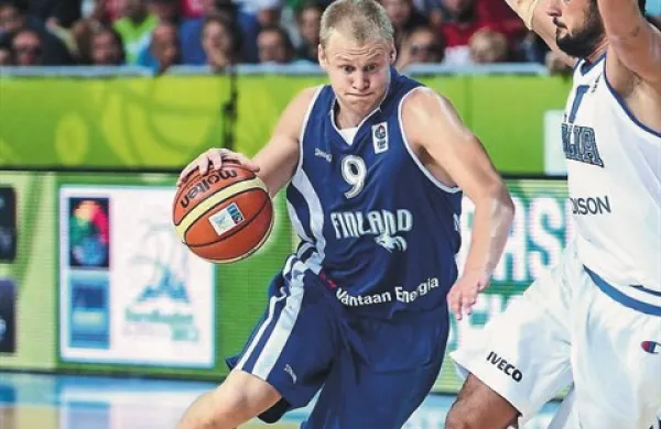 Sasu Salin (z žogo): “Sem Finec in v prsih mi bije   finsko srce. Kot član Olimpije pa imam tudi  zmajevo srce. Torej sem človek z dvema srcema.” 