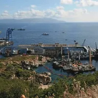 Dvigovanje skoraj 115.000 ton težke nasedle križarke Costa Concordia z grebena pred italijanskim otokom Giglio ob toskanski obali napreduje, a bo trajalo dlje od pričakovanj