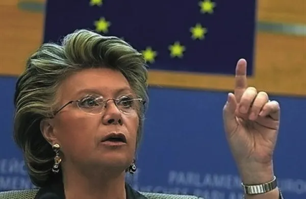 “Treba je poslušati, kaj kandidati govorijo. Med kampanjo izberite tistega, ki bo zastopal vaš glas,” je dejala. “Vaš glas šteje!” je poudarila danes v Trstu.