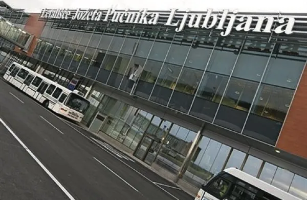 V Aerodromu Ljubljana bodo po odločitvi delničarjev, da zavrnejo naložbo v nov potniški terminal na Letališču Jožeta Pučnika, počakali na razplet glede načrtovane privatizacije