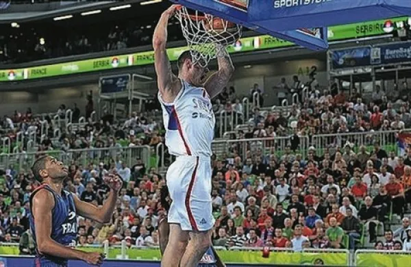 Košarkarji Srbije so v tretji tekmi 2. dela evropskega prvenstva (skupina E) v Ljubljani premagali Francijo s 77:65  in si zagotovili prvo mesto v tej skupini