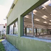Nekdanja tovarna je tik ob hišah v neposredni bližini središča mesta. Razbite šipe in zanemarjene stavbe bodo očitno še kar motile stanovalce ...