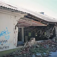 Hale Ideala, kjer jih je pred leti zasedla alternativna mladina, se dobesedno sesuvajo, vključno s streho z azbestno cementno kritino
