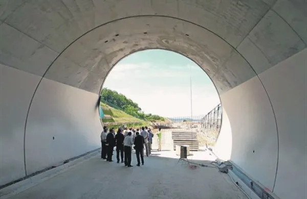 Celjska podružnica avstrijskega gradbenega podjetja Alpine Bau  je  v stečajnem postopku. Kljub temu ji je Okrožno sodišče v Celju  dovolilo  dokončati  predor Markovec.