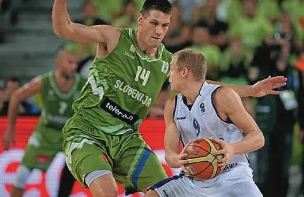  Slovenska obramba je sedma z  72,3 prejete točke. Najbolj trdno obrambo imajo Španci s povprečno 61,3 prejete točke na tekmo.