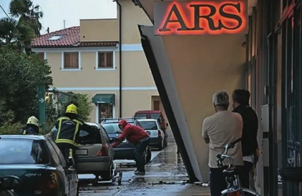 Okrog 8. ure se je v stavbi na Sončnem nabrežju v Izoli  podrl balkon