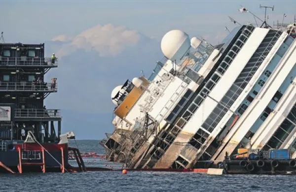 Ladjo Costa Concordia, ki je lani januarja nasedla ob toskanski obali, so ponoči dvignili