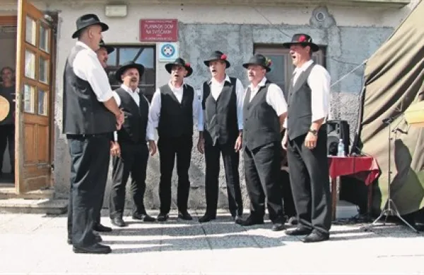 Tako so člani pevske skupine Vasovalci zapeli ob  20-letnici delovanja