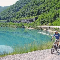 Kolesarjenje je lahko dobra oblika rekreacije, lahko pa kolo nadomesti avto tudi na poti v službo 