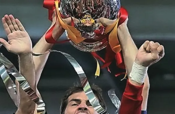 Madridski Real je uvodno tekmo lige prvakov odigral v Carigradu proti Galatasarayu (6:1), na tekmi pa se je poškodoval kapetan kraljevega kluba Iker Casillas, ki je prvič po januarju spet stopil med vratnici na uradni tekmi