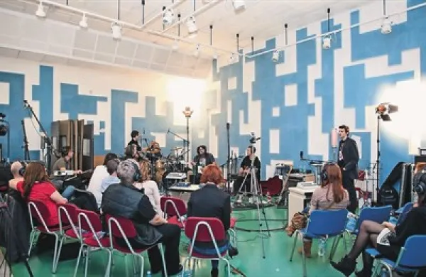 Oddajo Radio Live  v prenovljeni podobi zaznamujejo predvsem občinstvo, ki koncert spremlja v živo v studiu Hendrix, in telefonski klici poslušalcev v živo