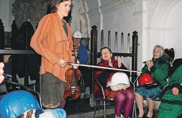... in Ana Kravanja v podzemni kapeli sv. Trojice