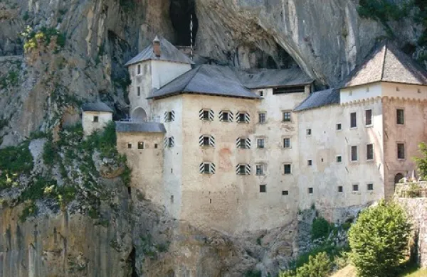   Država Predjamski grad v najem ponuja za najmanj 150.000 evrov letne najemnine.