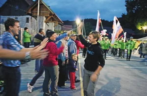Običajno resna Tanja je tokrat nasmejana  udarjala v roke množici, ki jo je v gostem špalirju pospremila pod oder
