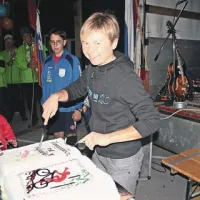  Tanja je prerezala  torto in jo podelila z zbranimi navijači  