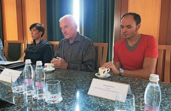 Sekretarka severnoprimorskega društva Natalija Rot, predsednik Zveze društev gluhih in naglušnih Slovenije Mladen Veršič in podpredsednik severnoprimorskega društva Vladan Vukajlović
