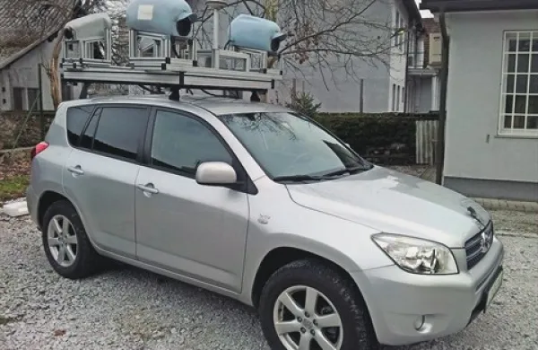 Vozilo snema le občinske ceste in kolesarske steze na območju mestne občine