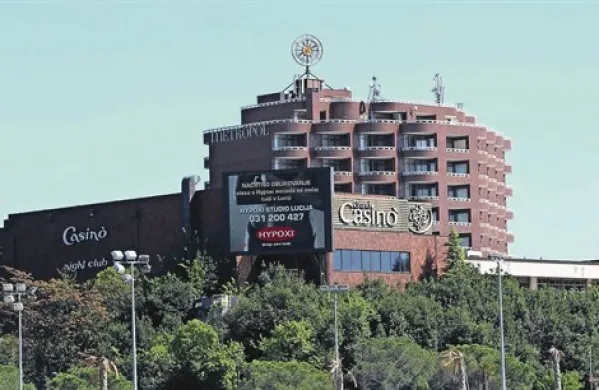 V petek se bo na koprskem sodišču začela razpletati tožba, ki so jo proti Casinoju Portorož vložili nekdanji zaposleni. Podjetje jih je odpustilo, ni pa jim izplačalo odpravnin.