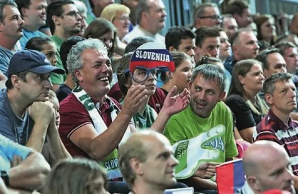 Organizatorji EuroBasketa 2013 vse obiskovalce z voucherji in tiste, ki so vstopnice kupili prek spleta v zadnjih dneh ter jih bodo prevzeli na blagajni v Stožicah, pozivajo, da pred dvorano pridejo vsaj dve uri prej