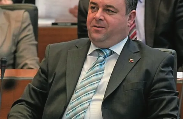 Senat ljubljanske fakultete za elektrotehniko je ustavil postopek za odvzem strokovnega naslova poslancu SDS Danijelu Krivcu