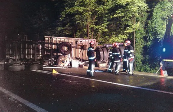 Najprej so morali s tovornjaka raztovoriti železje, šele nato so ga lahko dvignili z Darsovimi dvigali
