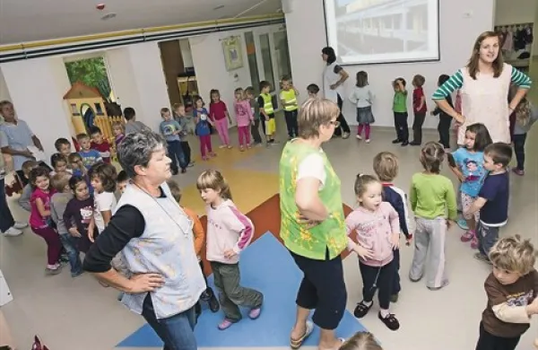 Malčki z vzgojiteljicami so te dni intenzivno vadili za program ob današnji slavnostni otvoritvi