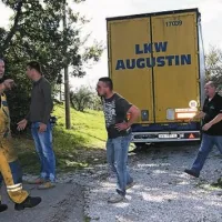 Tovornjak v Rožarju se je zagozdil med hi&scaron;ami