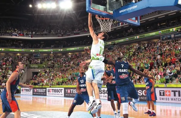 Francoski mediji pozdravljajo  uvrstitev svoje košarkarske reprezentance v polfinale evropskega prvenstva, potem ko je z 72:62 izločila Slovenijo. Strinjajo se, da je bil ključ do zmage dobra obramba in še boljši Tony Parker.