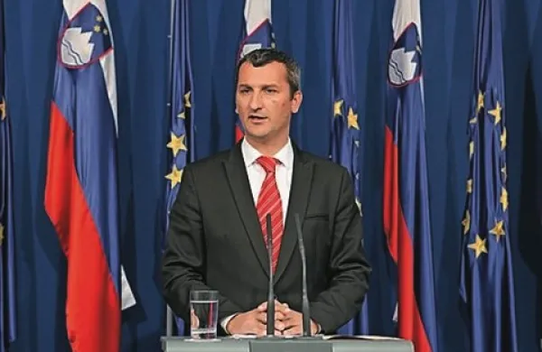 Minister za infrastrukturo in prostor Samo Omerzel je danes zagotovil, da iščejo rešitev za zaplet, ki je nastal z vinjetami za vozila, katerih višina nad prvo osjo presega 1,30 metra